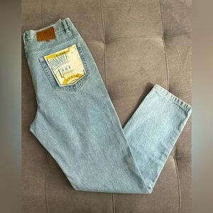 Lizwear Women’s Straight Leg Jeans in Light Wash